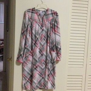 Women’s  Sleeved House Dress With Pockets size Medium